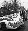 Ferdinand Piëch (links) und Helmuth Bott (rechts) mit dem Porsche Typ 917 im Werk 1 am 22.04.1969.